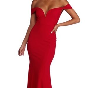 Stunning Off the shoulders Gown. Worn Once.
